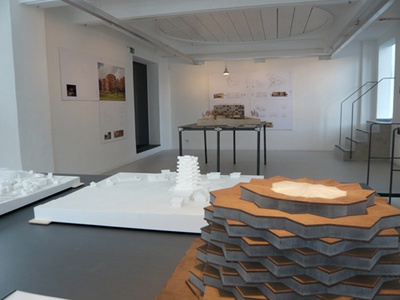 Wettbewerb Golf Spa Ressort Seefeld – Blick in die Ausstellung, vorne: Siegerprojekt 1. Wettbewerbsstufe Miller & Maranta, Basel