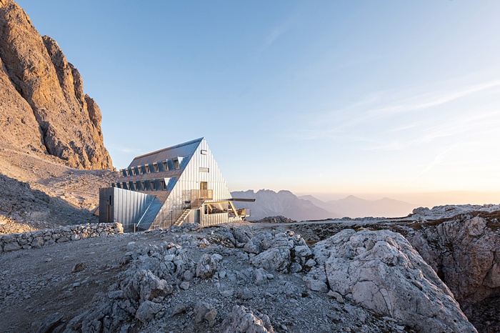 Santnerpasshütte, Südtirol (Architektur: Senoner Tammerle Architekten) mit FIN-Project Slim-line 78/88, FIN-Vista Fensterwand 169/193, FIN-Door Step Frame-Frame 77+8+2