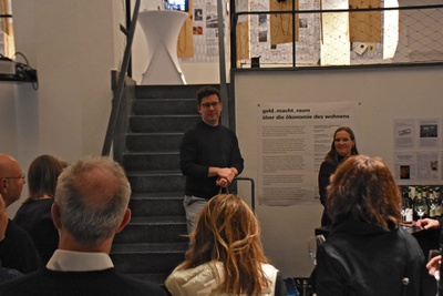 Elias Walch, Obmann des aut und Barkeeper des Abends