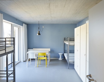 Lobende Erwähnung des Landes Tirol für Neues Bauen 2016: HERberge für Menschen auf der Flucht, Innsbruck, 2014 – 2015 (Architektur: STUDiO LOiS)