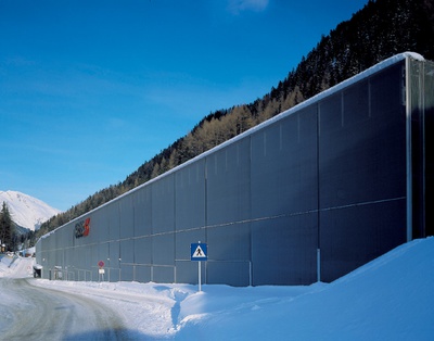 Anerkennung des Landes Tirol für Neues Bauen 2002: Bahnhof St. Anton am Arlberg, 1998-2001 (Architektur: Gerhard Manzl, Johann Ritsch, Manfred Sandner)