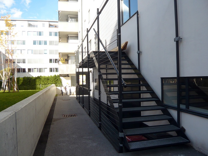 The entrance to aut is in the inner courtyard on the side facing away from the street.