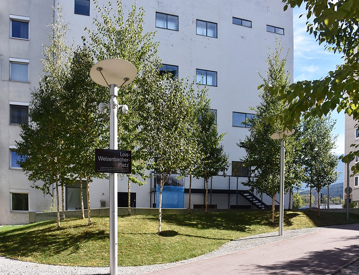 The entrance to aut is in the inner courtyard on the side facing away from the street.