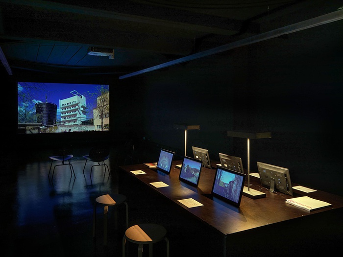 Blick in die Ausstellung "Über Lois Welzenbacher"