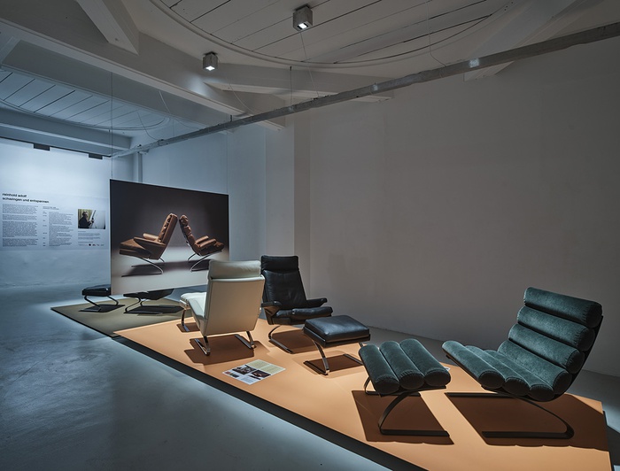 Blick in die Ausstellung "Reinhold Adolf: Schwingen und Entspannen"