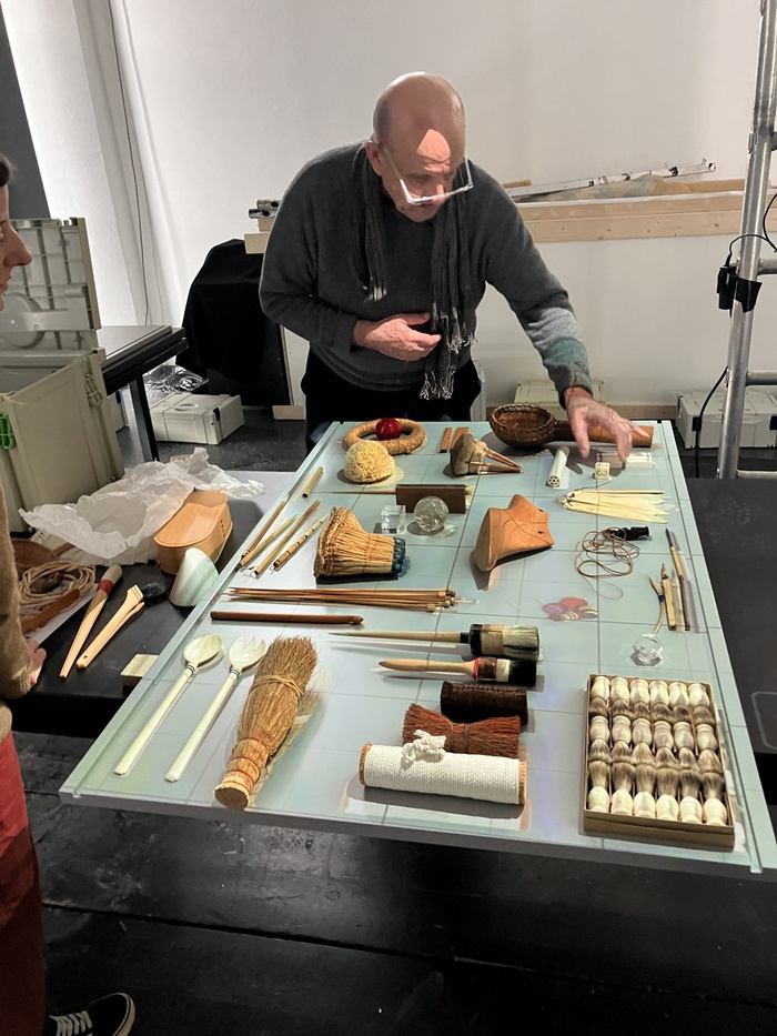 Franco Clivio beim Aufbau seiner Ausstellung "No Name Design"