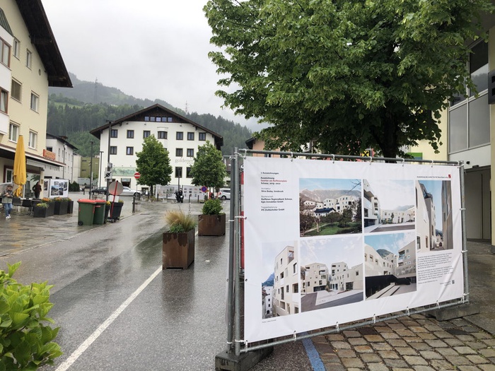 Ausstellung "Neues Bauen in Tirol 2024" am Kirchplatz in Wattens