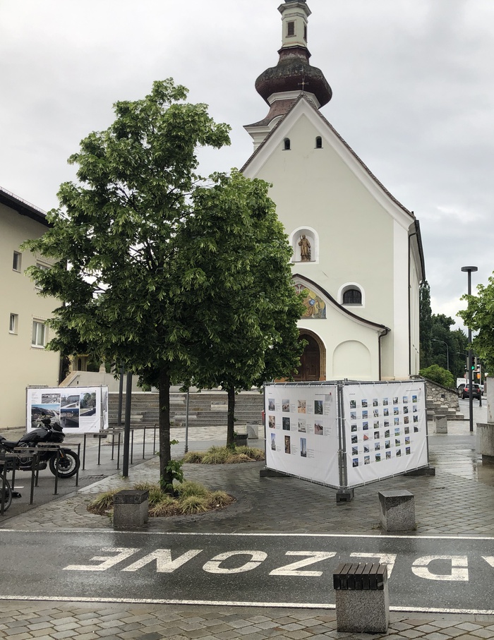 Ausstellung "Neues Bauen in Tirol 2024" am Kirchplatz in Wattens