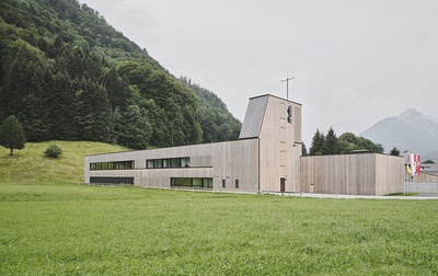 Feuerwehrhaus und Arztpraxis, Buch in Tirol, 2021 – 2024 (Architektur: oeller architekten)