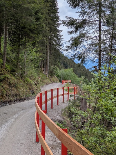 Geländer am Forstweg Vögelsberg, Wattens, 2025 – 2026 (Gestalter: Alexander Angerer, Bauhof Wattens; Entdecker: Jurgen Groener)