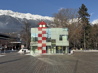 Pavillon vor dem Tiroler Landestheater, Innsbruck – © Ivona Jelčić Pavillon vor dem Tiroler Landestheater, Innsbruck