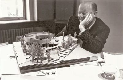 Christian Bartenbach mit dem Modell seines Bürohauses in Aldrans