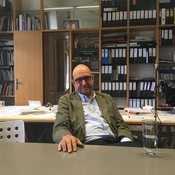 Hanno Schlögl in seinem Büro, 2019