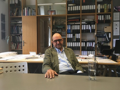 Hanno Schlögl in seinem Büro, 2019