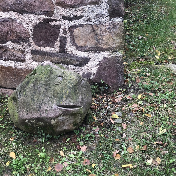 Der von Franz Messner in einen Frosch verwandelte Abweisstein