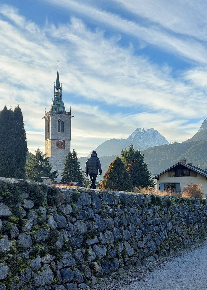 Spaziergänger am Schutzbau des Lahnbaches, Schwaz