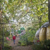 Garten mit "Raumstruktur", "Klangstruktur mit Resonanzkugel" und Atelierhaus, La Ferté-Alais