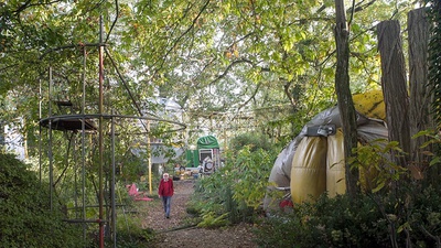 Garten mit "Raumstruktur", "Klangstruktur mit Resonanzkugel" und Atelierhaus, La Ferté-Alais