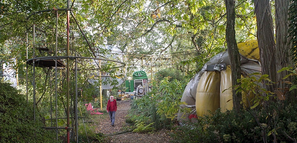 Garten mit "Raumstruktur", "Klangstruktur mit Resonanzkugel" und Atelierhaus, La Ferté-Alais – © Filmstill Lukas Schaller Garten mit "Raumstruktur", "Klangstruktur mit Resonanzkugel" und Atelierhaus, La Ferté-Alais