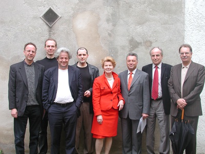 Architekten und Bauherren (von li. nach re. Erich Wucherer, Thomas Giner, Rainer ­Köberl, Andreas Pfeifer, Hilde Zach (damalige Bürgermeisterin von Innsbruck), Christian Karl (IIG), Helmut Rofner (IIG), Johann Newerkla (IIG))