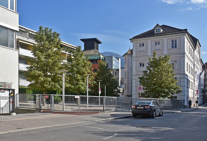 Erreichbarkeit vom Stadtzentrum aus über die Adamgasse (durch die Wohnanlage).