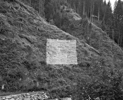 Sabine Jelinek „Höhere Wesen befahlen“, 2011 Weißes Quadrat aus Farbpigment auf Erde, ca. 18 x 18 m