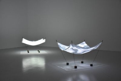 Blick in die Ausstellung - Projektionen auf fragile textile Elemente