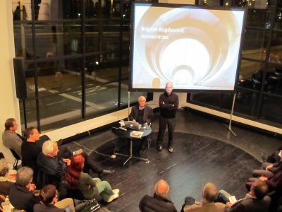Vortrag von Friedrich Achleitner – Vortrag des renommierten Architekturhistorikers und Schriftstellers Friedrich Achleitner – vor über 20 Jahren erster Vortragender im Architekturforum Tirol – über die Denkmäler von Bogdan Bogdanovic.