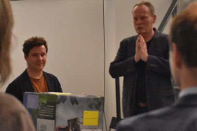 Elias Walch (aktueller Obmann des aut) und Helmut Reitter (Gründungsobmann des damaligen Architekturforum Tirol) gratulieren Arno Ritter zum 30-jährigen Dienstjubiläum