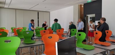 "Bildung braucht Raum" – Eine Bus-Tour mit Hannes Wiesflecker nach St. Johann und Kufstein