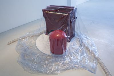 Blick in die Ausstellung "Splined Spheres" im aut