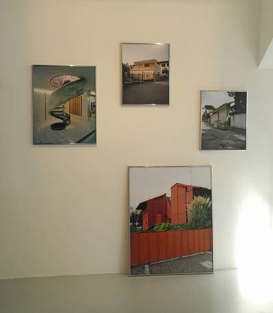 Blick in die Ausstellung im aut – Raum 2: 27 Projekte entlang der Themen Oberfläche, Materialität, Farbe, Fassaden und Dächer,  Bildnachweis: © Werner Feiersinger