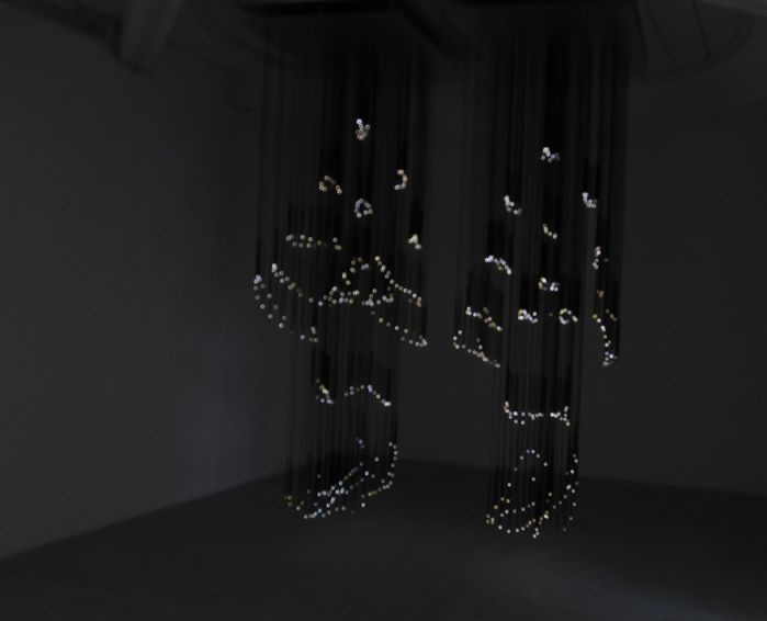 Rens Veltman "Lyrical Lights", Lichtinstallation aus 2 x 456 Glasfaserkabeln im aut, Bildnachweis: © aut