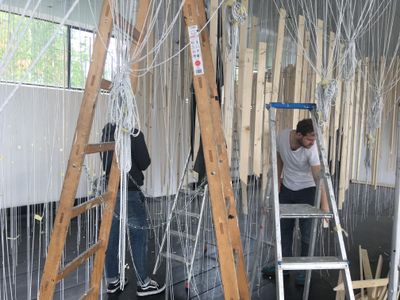 Aufbau der Installation "Viel TamTam um Nichts" im aut