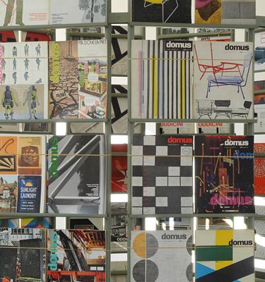 Blick in die Ausstellung im aut – Raum 1: 
„Kiosk“, 2011, 144 Ausgaben der Zeitschrift DOMUS (1956–1976) aus dem Archiv von aut. architektur und tirol, Bildnachweis: © Werner Feiersinger