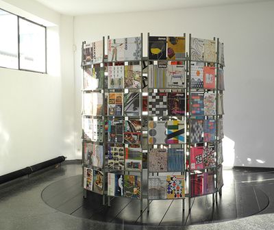 Blick in die Ausstellung im aut – Raum 1:  „Kiosk“, 2011, 144 Ausgaben der Zeitschrift DOMUS (1956–1976) aus dem Archiv von aut. architektur und tirol, Bildnachweis: © Werner Feiersinger