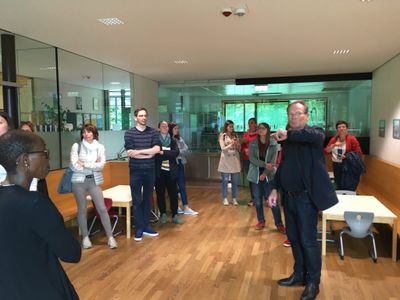 "Räume für die Kleinsten" – Eine Bus-Tour mit Elias Walch zu Kinderkrippen und Kindergärten in und um Innsbruck
