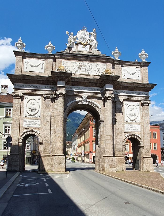 Die Innsbrucker Triumphpforte mit den südseitig angebrachten Bildnissen von Erzherzog Leopold und seine Frau Maria Ludovica