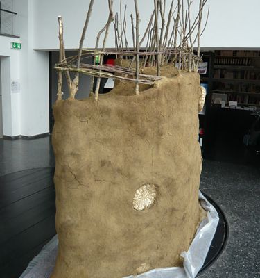 1:1 Modell im aut – Als Teil der Ausstellung realisierten SchülerInnen des BORG Innsbruck unter der Leitung von Monika Abendstein und Michael Engele im aut eine Lehmwand.