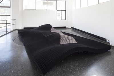 Blick in die Ausstellung "Splined Spheres" im aut