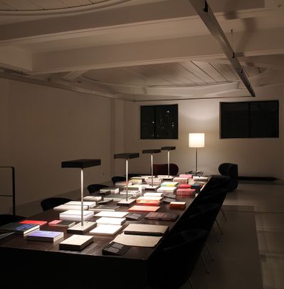 Blick in die Ausstellung "Lars Müller: Bücher bauen" im aut