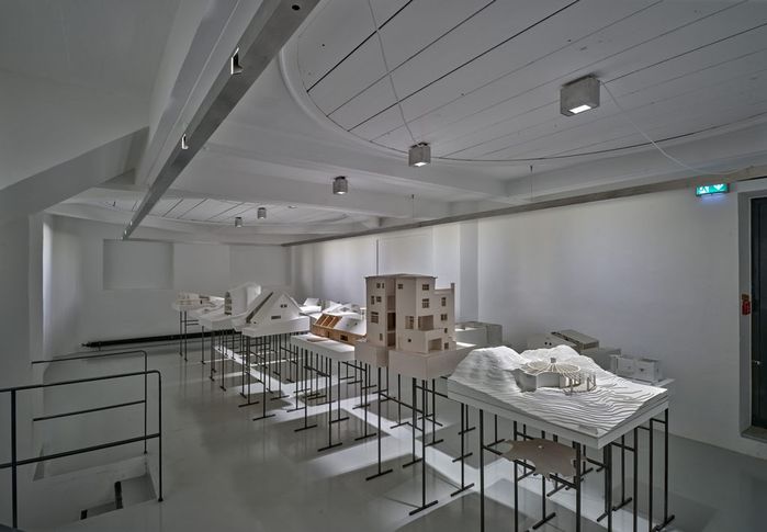 Blick in die Ausstellung "Rebuild: Figures of Space" im aut