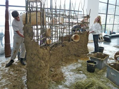 1:1 Modell im aut – Als Teil der Ausstellung realisierten SchülerInnen des BORG Innsbruck unter der Leitung von Monika Abendstein und Michael Engele im aut eine Lehmwand.