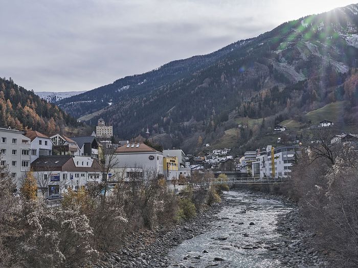 Landeck – Inn mit Fußgängerbrücke, Blick gegen Süden