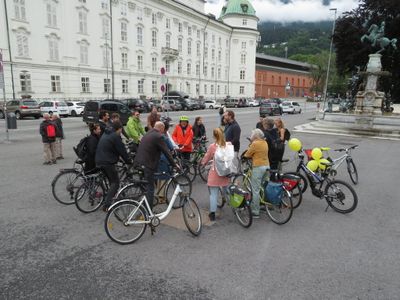 "Von der Gang- zur Clusterschule" – Eine Fahrrad-Tour mit Eric Sidoroff zu Schultypologien der vergangenen 100 Jahre in Innsbruck
