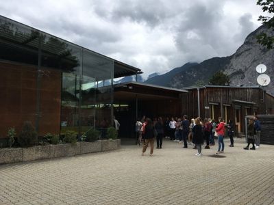 "Räume für die Kleinsten" – Eine Bus-Tour mit Elias Walch zu Kinderkrippen und Kindergärten in und um Innsbruck