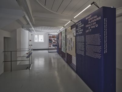 Blick in die Ausstellung "Boden für Alle. Eigennutz oder Gemeinwohl?" im aut