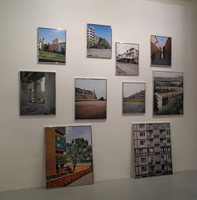 Blick in die Ausstellung im aut – Raum 3: 46 Projekte entlang der Themen Konstruktion, Struktur, Plastizität, Wohnhäuser und Wohnquartiere, Bildnachweis: © Werner Feiersinger