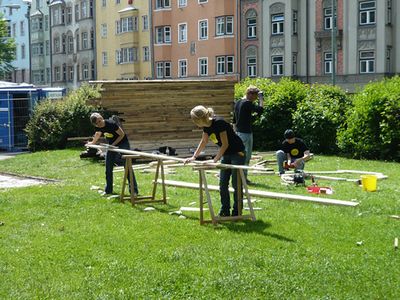 "Architektur die brennt" – Im Innsbrucker Waltherpark bauen StudentInnen neue Ansichtsexemplare.