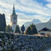 Spaziergänger am Schutzbau des Lahnbaches, Schwaz